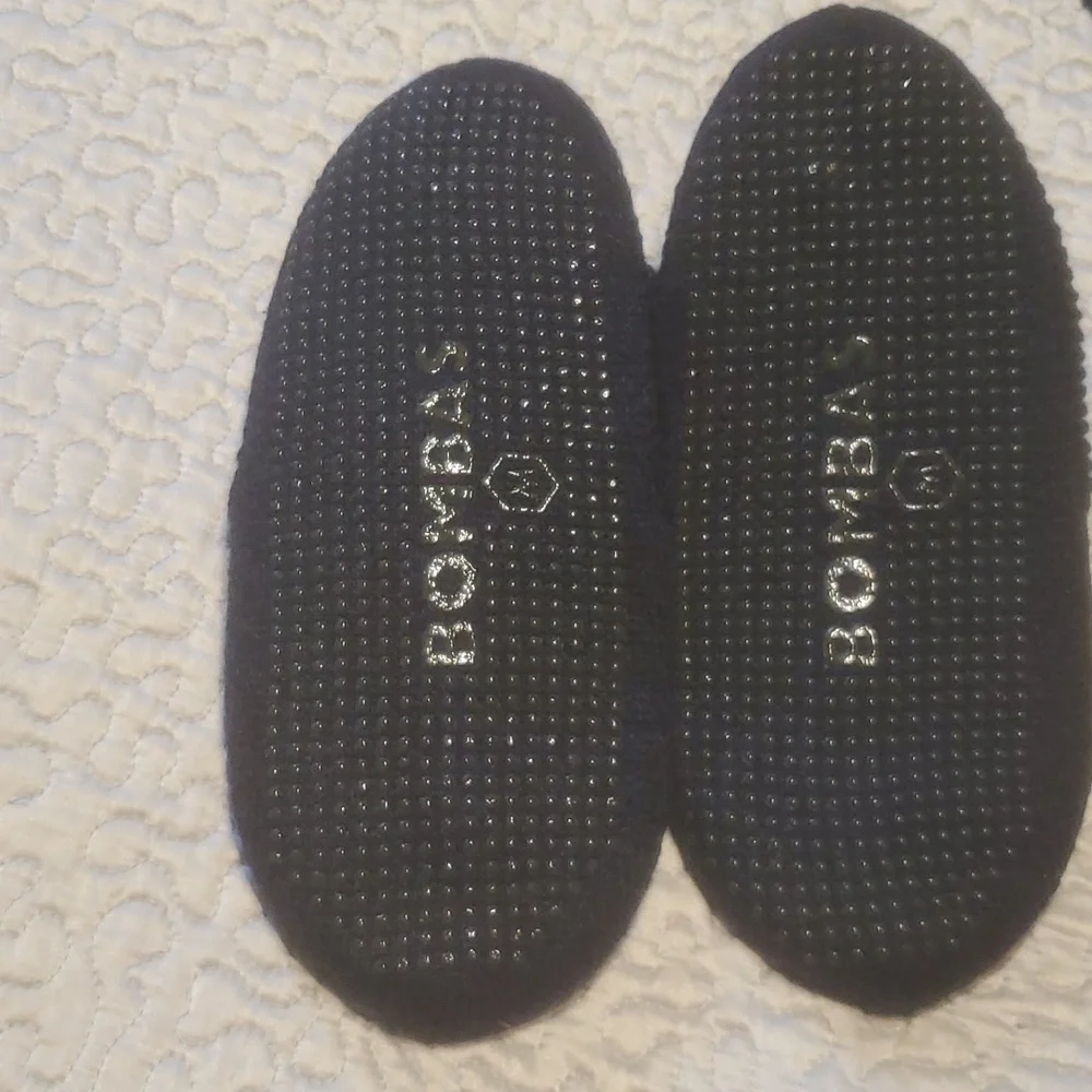 NWOT BOMBAS THE GRIPPER SLIPPER, SIZE: MEDIUM